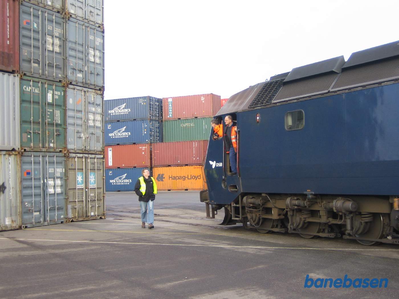 Snuden på ME 1513 mellem de mange containere Snuden på ME 1513 mellem de mange containere