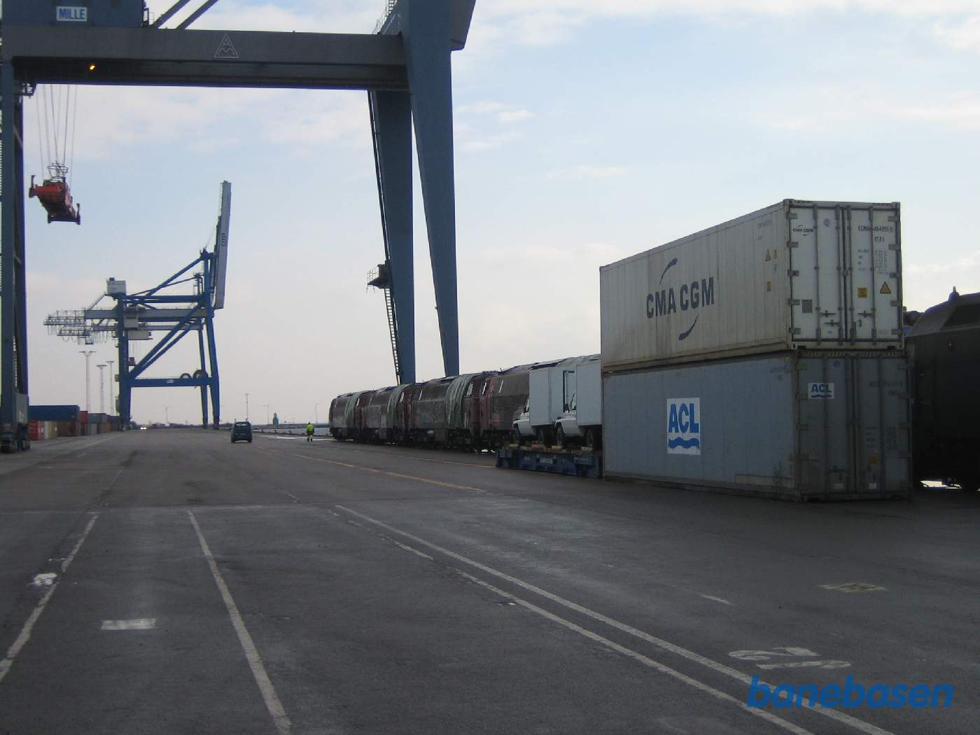 Så er toget ankommet til Levantkaj i containerhavnen, men skibet er endnu ikke ankommet Så er toget ankommet til Levantkaj i containerhavnen, men skibet er endnu ikke ankommet