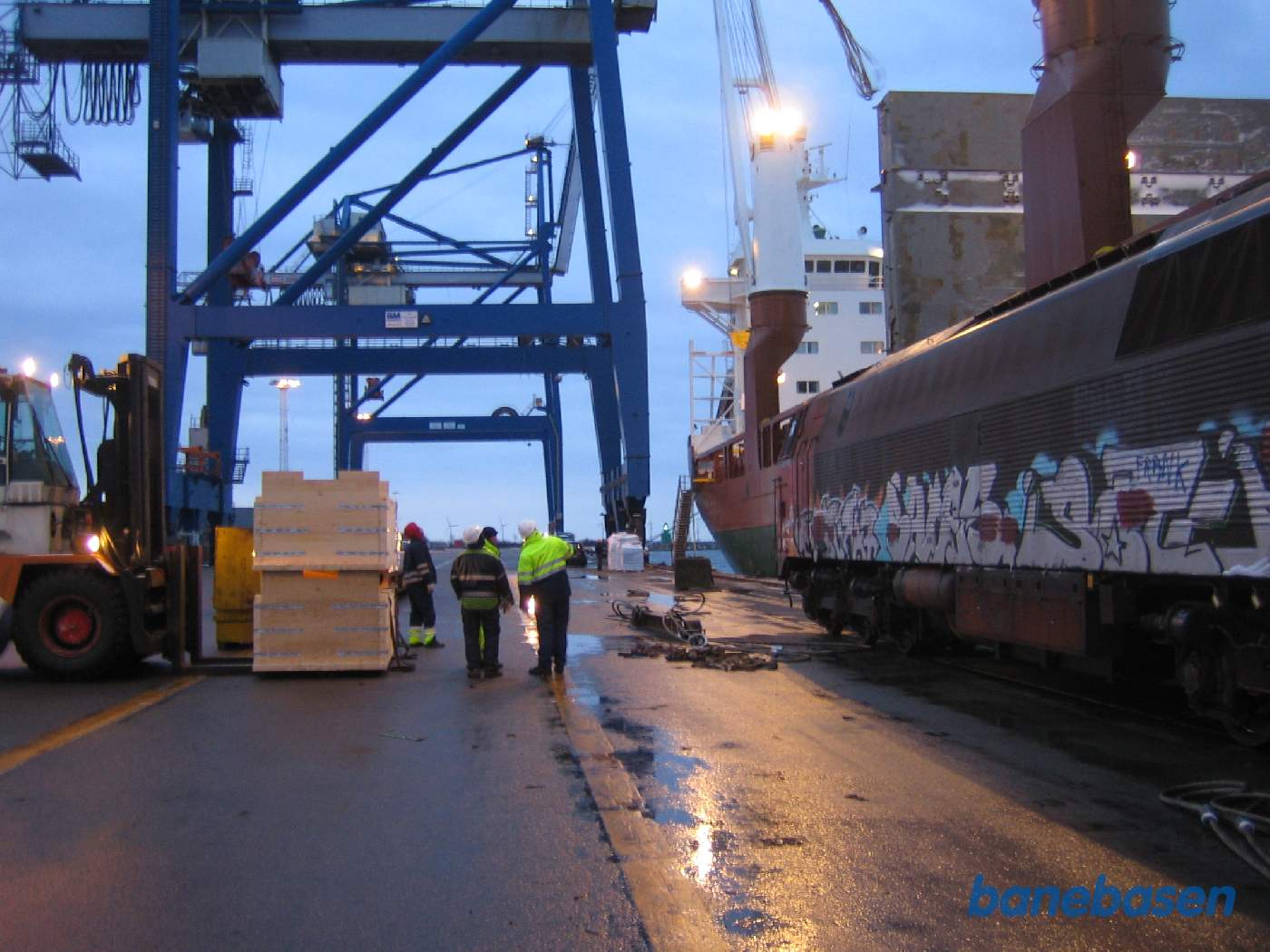 Tidligt fredag morgen var skibet ankommet og vi kunne gå i gang med at få lokomotiverne ombord