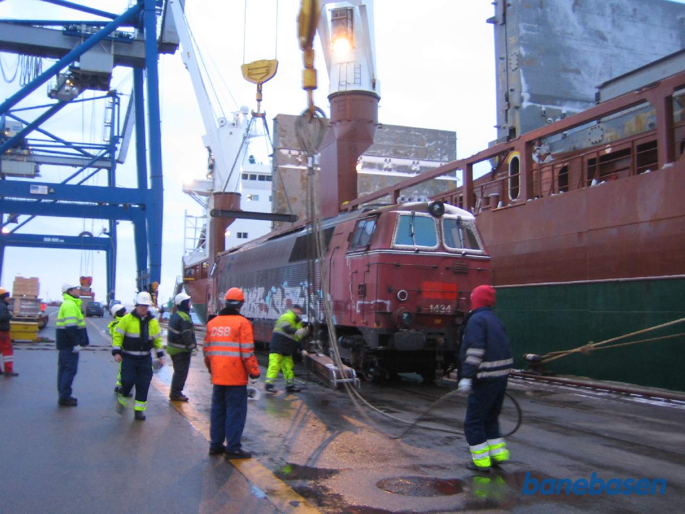 Skibets 2 kraner gøres klar til at løfte vognkassen af