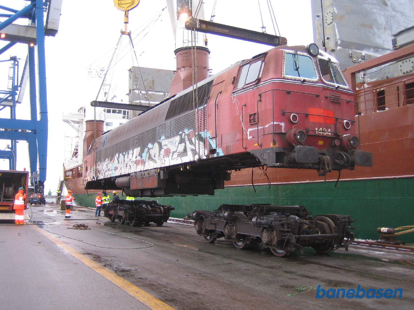 Så hænger vognkassen oppe over bogierne. Kranerne kunne ikke også løfte bogierne, der vejer 10 tons hver Så hænger vognkassen oppe over bogierne. Kranerne kunne ikke også løfte bogierne, der vejer 10 tons hver