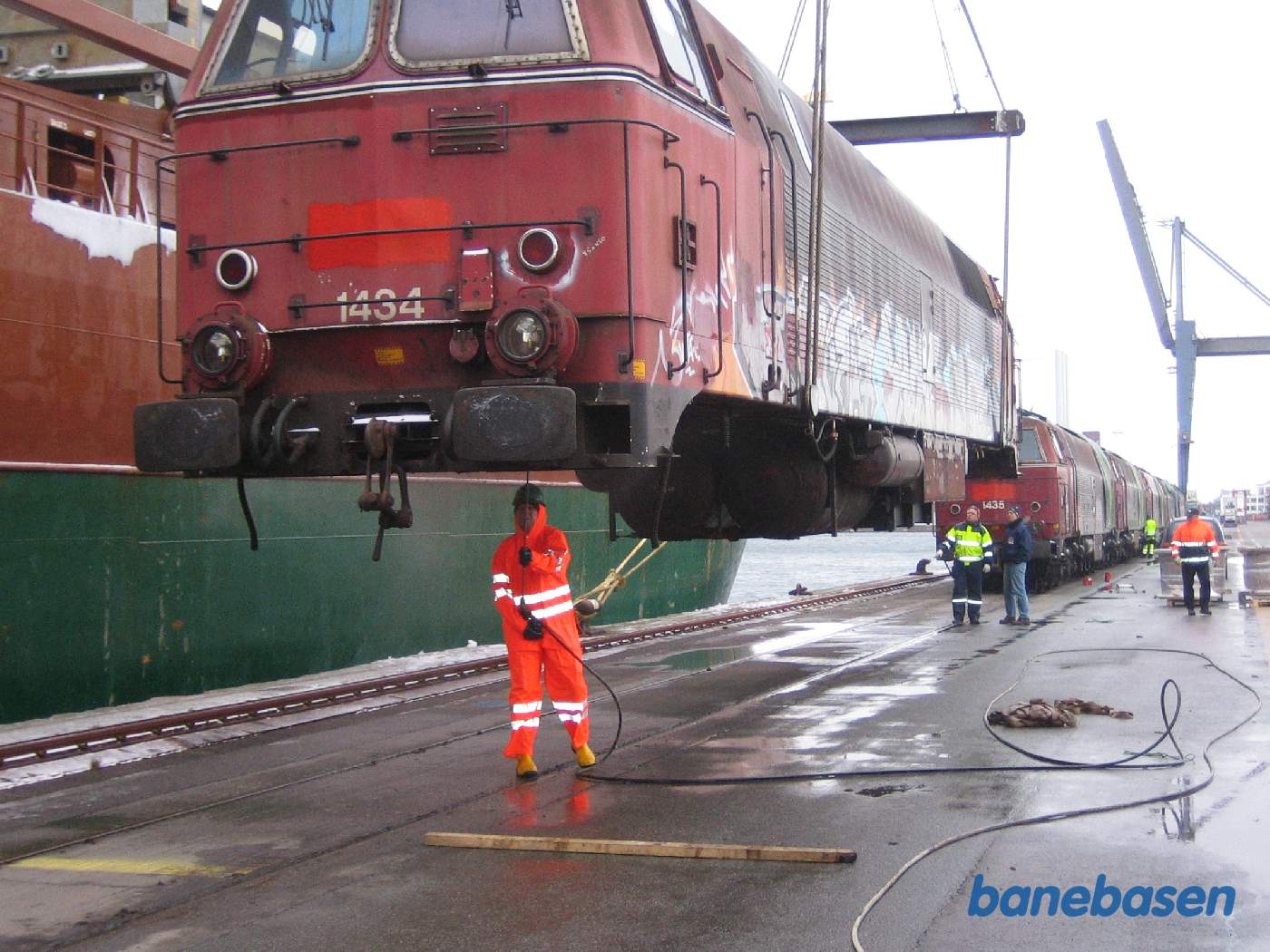 Undervognen spules for pollen, æg og andet snavs, som ikke må indføres i Australien
