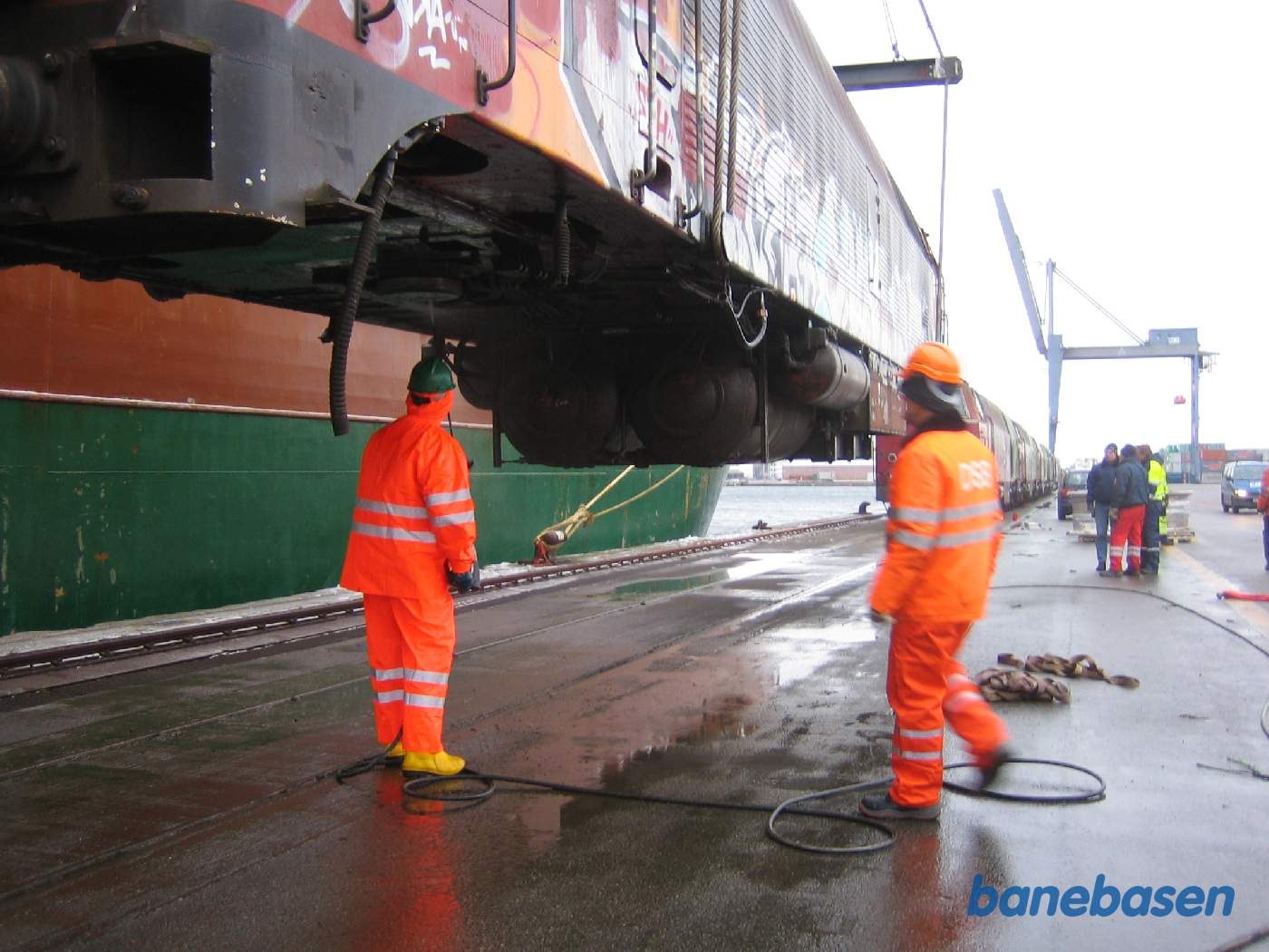 Undervognen spules for pollen, æg og andet snavs, som ikke må indføres i Australien