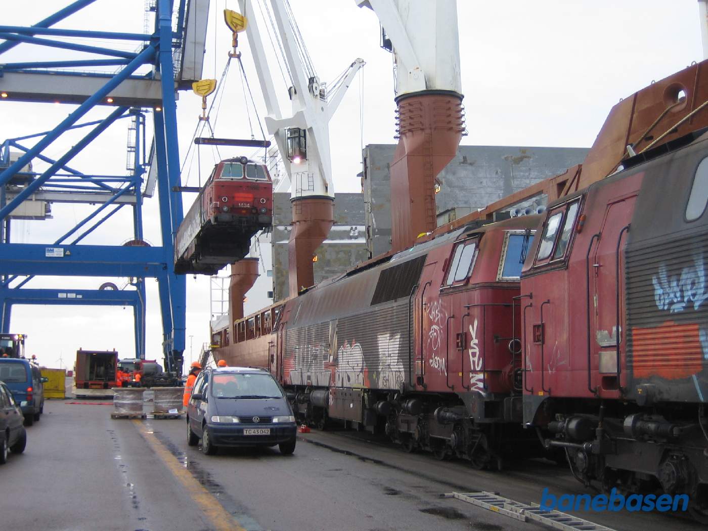 Det rene lokomotiv løftes ombord