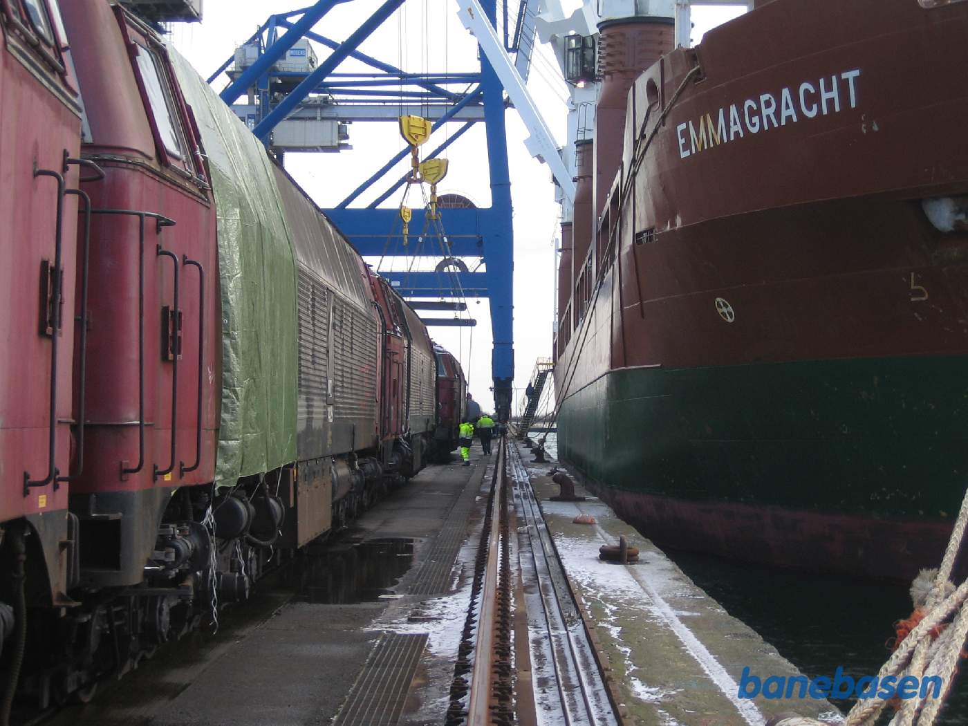 Næste lokomotiv er trukket frem og gøres klar til løft