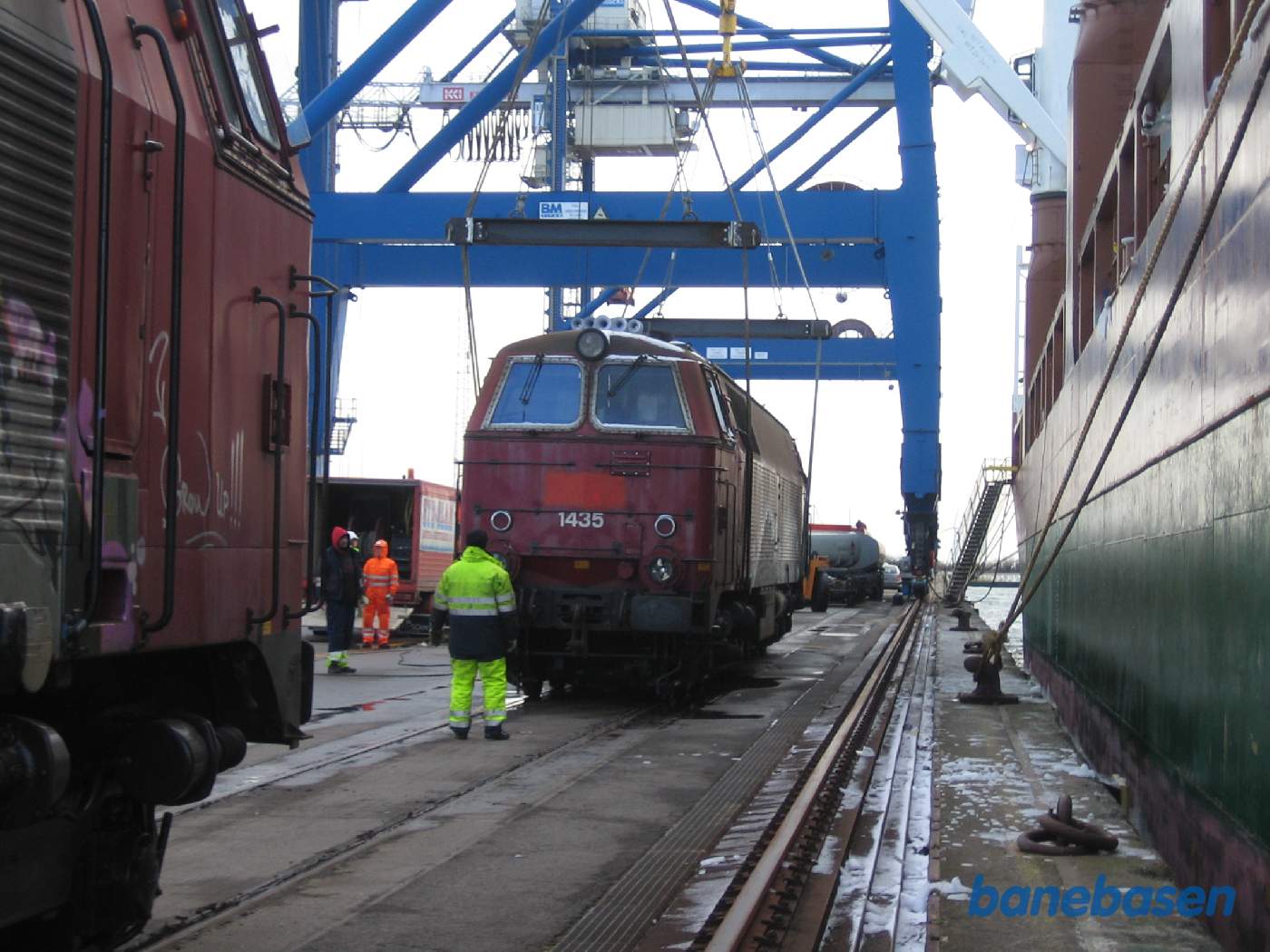 Næste lokomotiv er trukket frem og gøres klar til løft Næste lokomotiv er trukket frem og gøres klar til løft