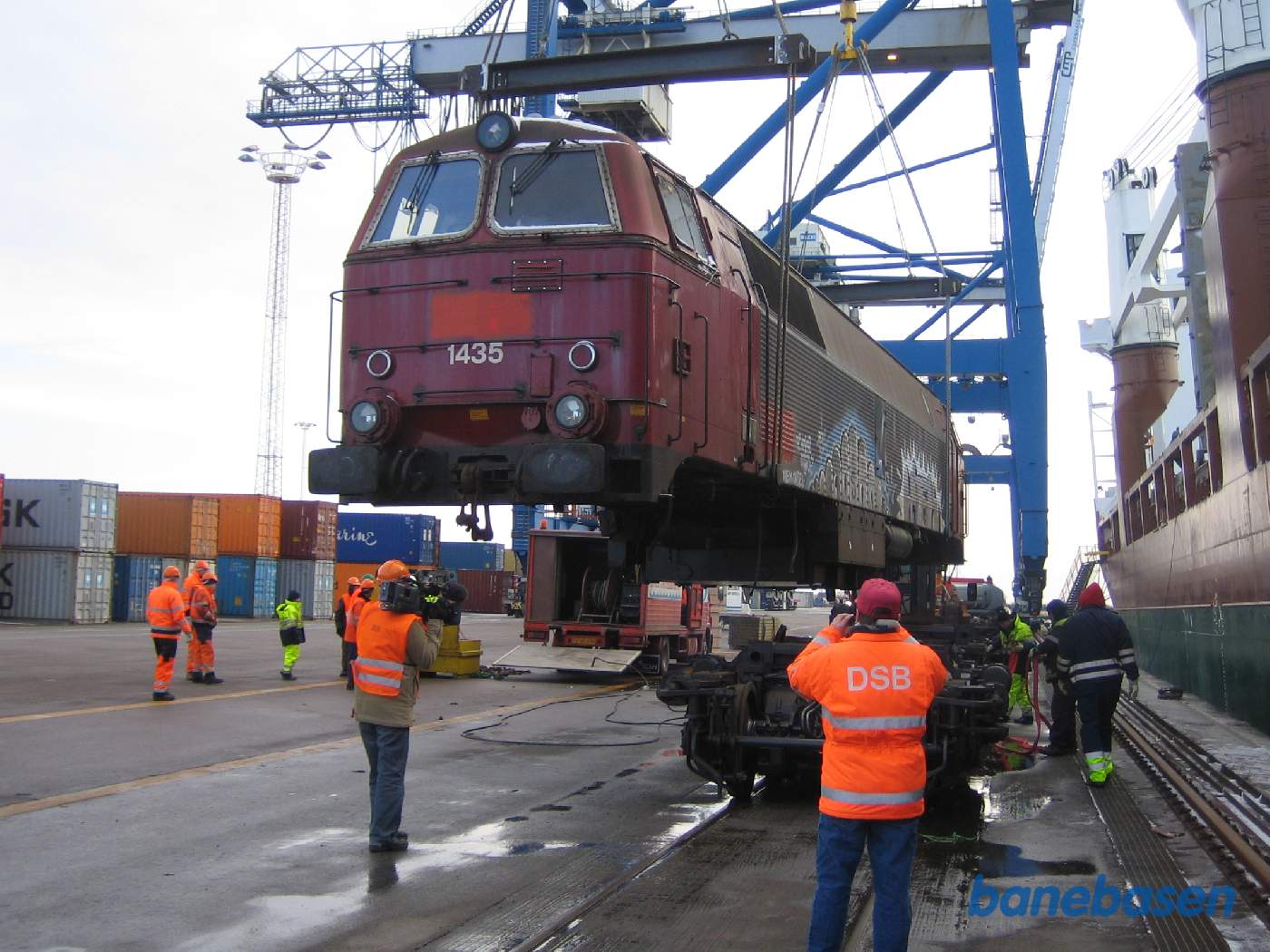 Vognkassen løftes fri af bogierne mens en TV kameramand filmer Vognkassen løftes fri af bogierne mens en TV kameramand filmer