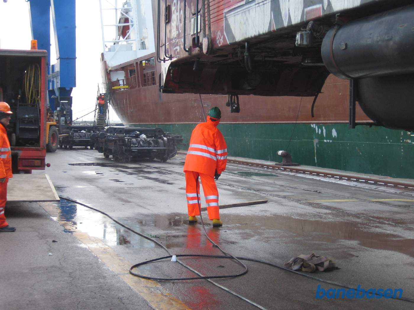 Undervognen spules for pollen, æg og andet snavs, som ikke må indføres i Australien