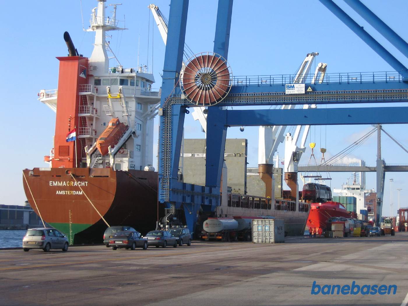 Et vue ud over havneområdet med en svævende MZ på vej ombord