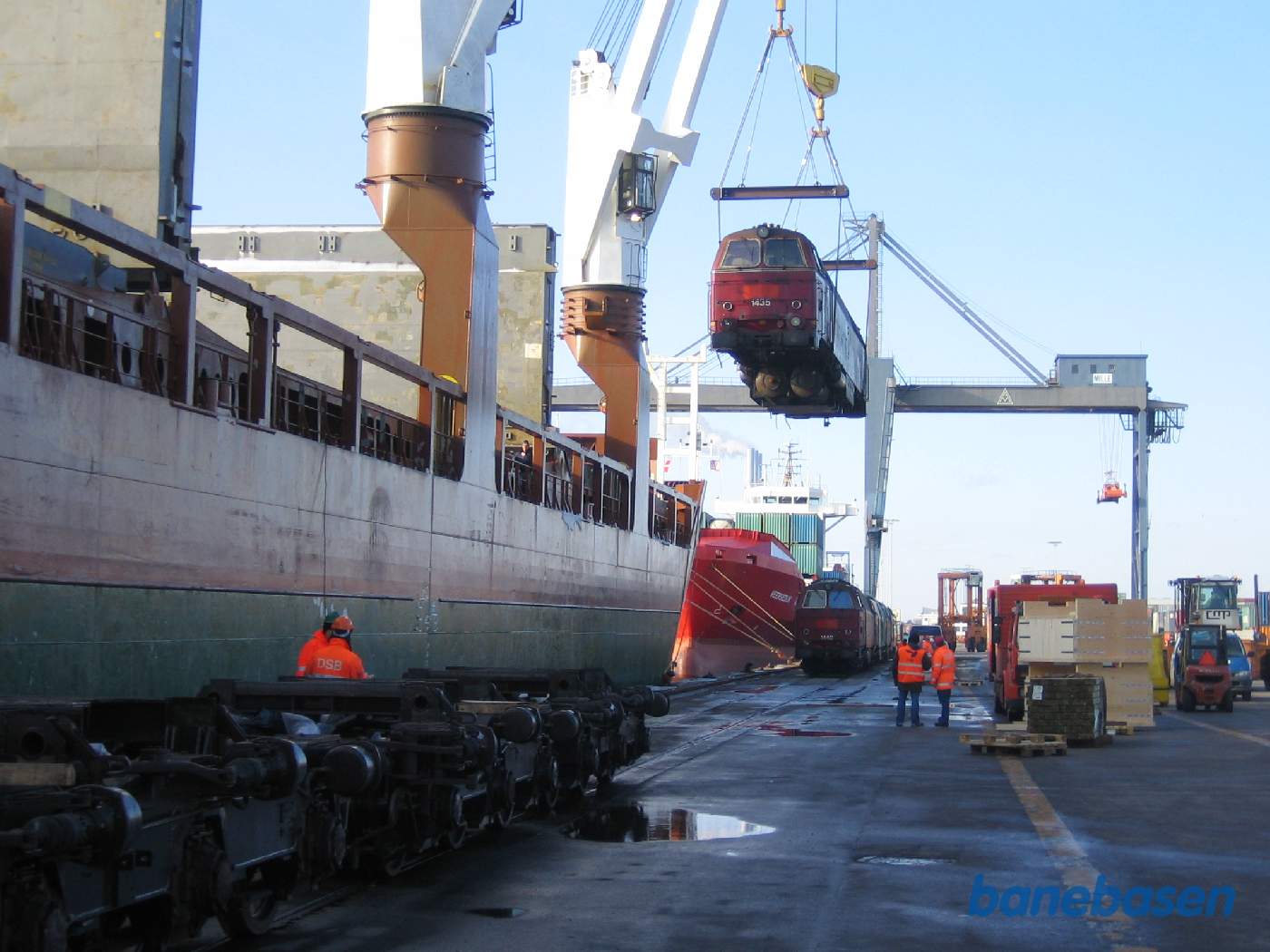 Her ses tydeligt de 2 kraner der løfter 1435 ombord