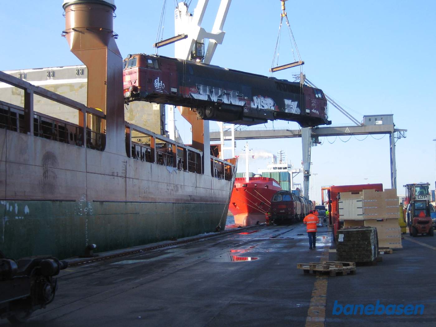 Vognkassen svinges ind over rælingen Vognkassen svinges ind over rælingen