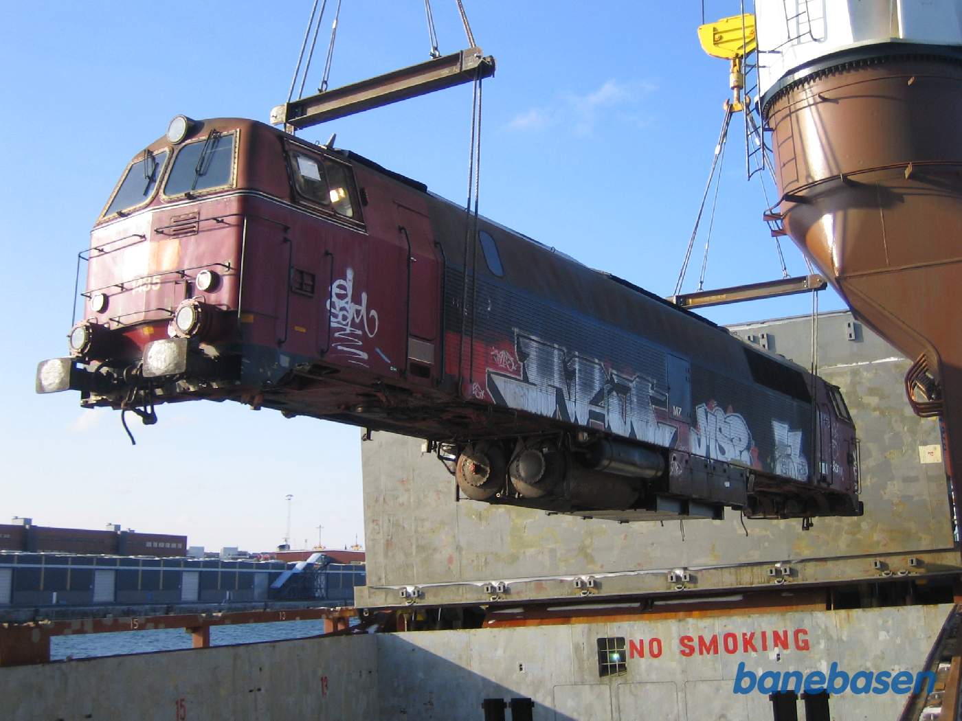 Og sænkes forsigtigt ned i lastrummet