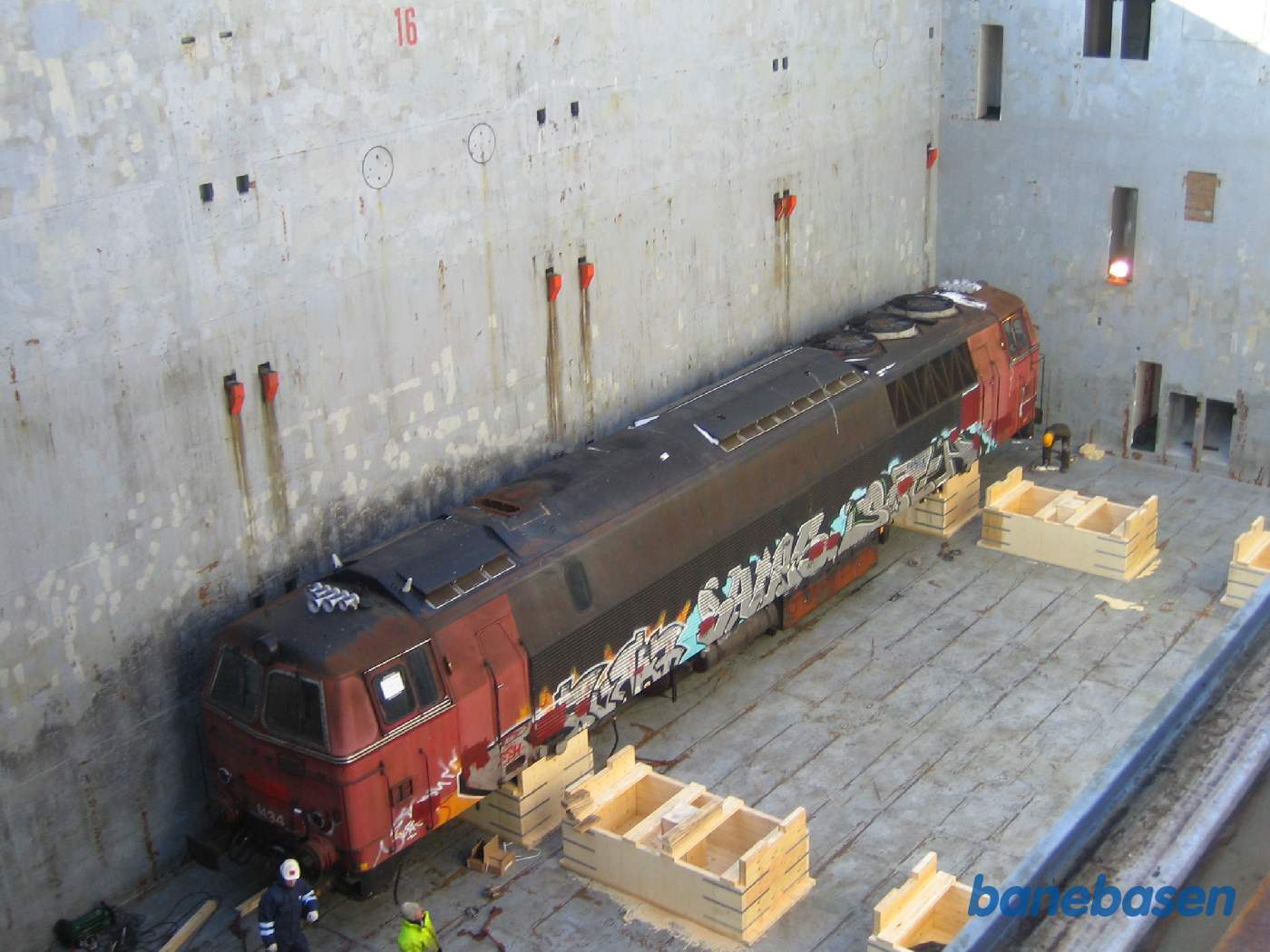 Nede i lastrummet står 1434 allerede på de specielt fremstillede trækasser