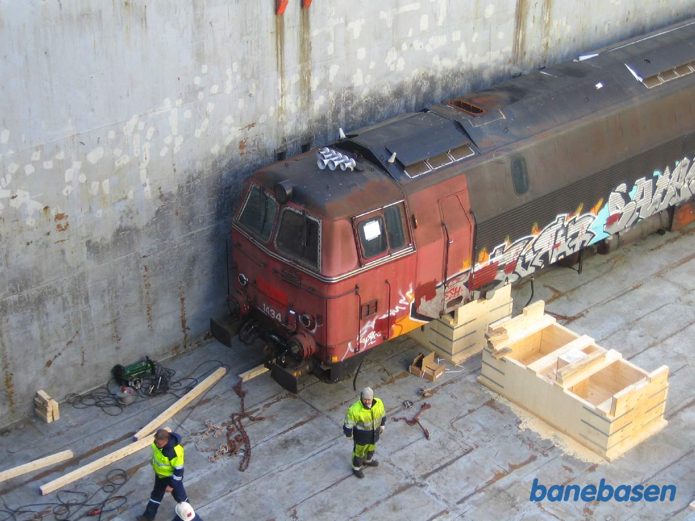 Nede i lastrummet står 1434 allerede på de specielt fremstillede trækasser