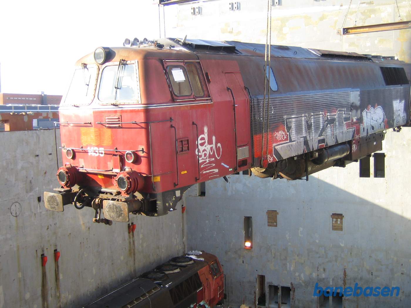 1435 sænkes forsigtigt ned i lastrummet 1435 sænkes forsigtigt ned i lastrummet