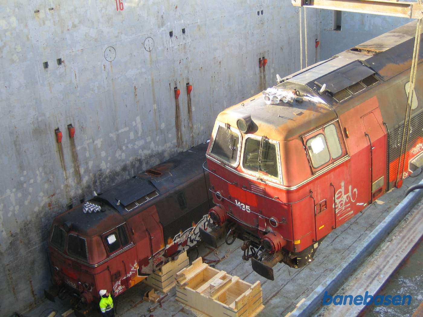 1435 sænkes forsigtigt ned i lastrummet