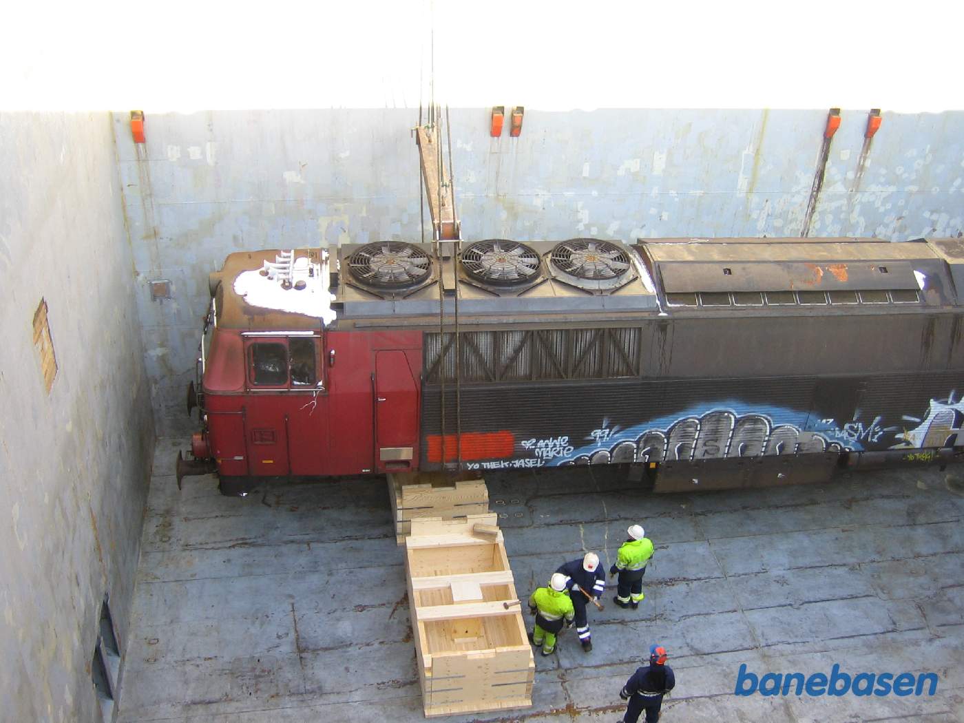 1435 sænkes forsigtigt ned i lastrummet