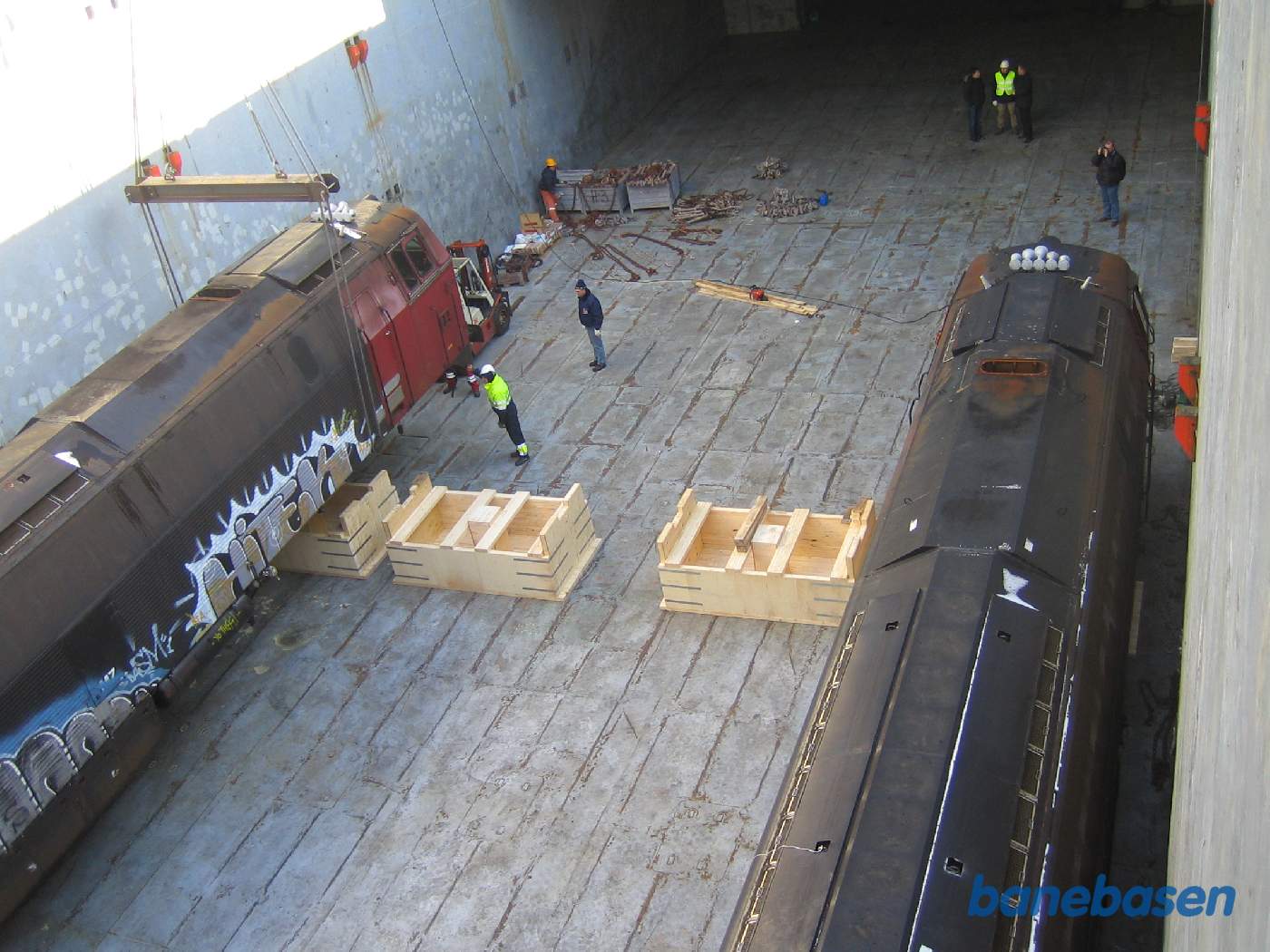 1435 sænkes forsigtigt ned i lastrummet