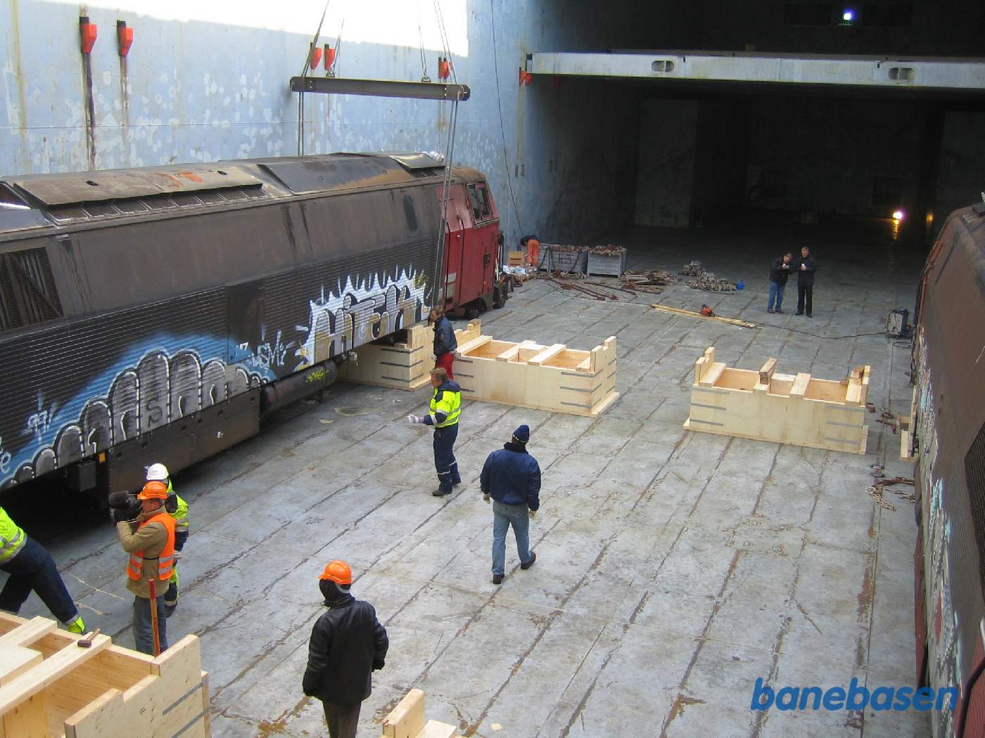 1435 sænkes forsigtigt ned i lastrummet og stilles på trækasserne 1435 sænkes forsigtigt ned i lastrummet og stilles på trækasserne