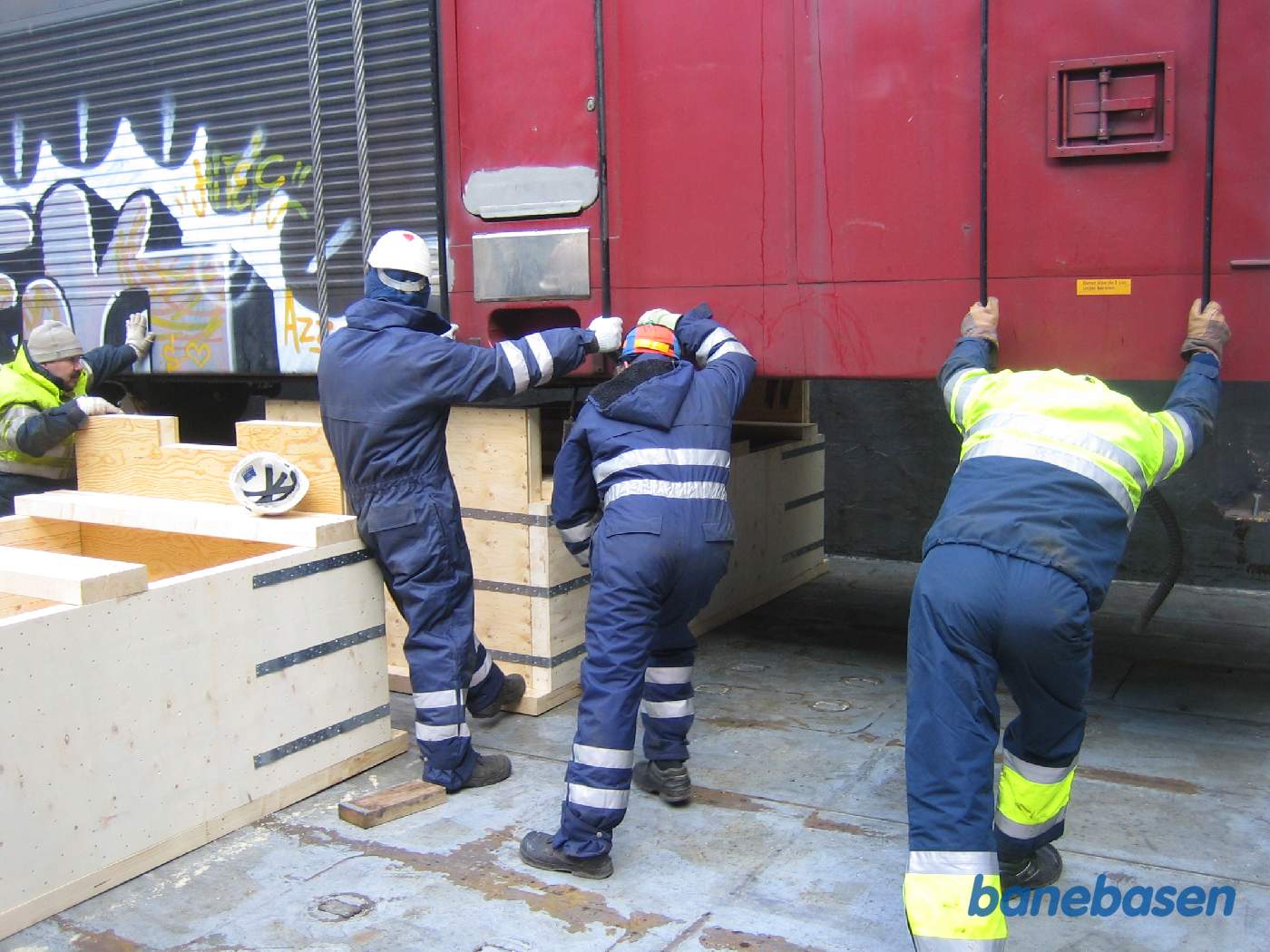 1435 sænkes forsigtigt ned i lastrummet og stilles på trækasserne