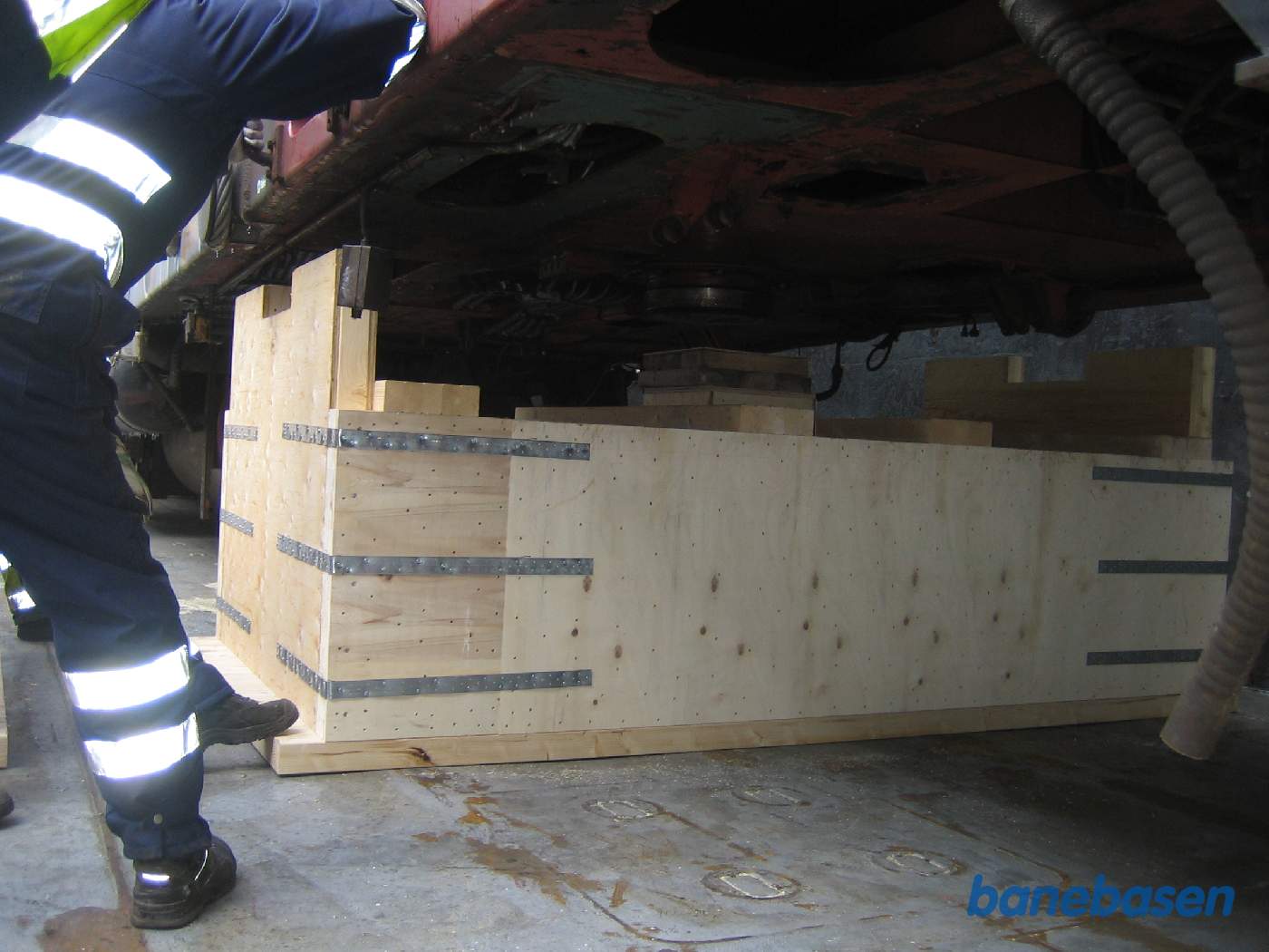 1435 sænkes forsigtigt ned i lastrummet og stilles på trækasserne 1435 sænkes forsigtigt ned i lastrummet og stilles på trækasserne