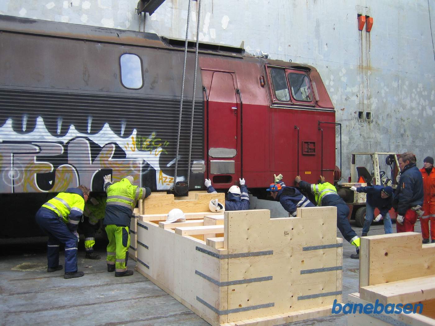 1435 sænkes forsigtigt ned i lastrummet og stilles på trækasserne