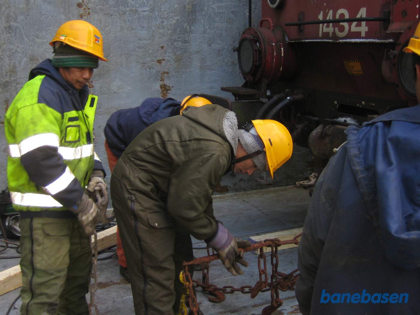 Lokomotiverne spændes fast med solide kæder, så de ikke kan flytte sig, når skibet sejler i hård sø Lokomotiverne spændes fast med solide kæder, så de ikke kan flytte sig, når skibet sejler i hård sø