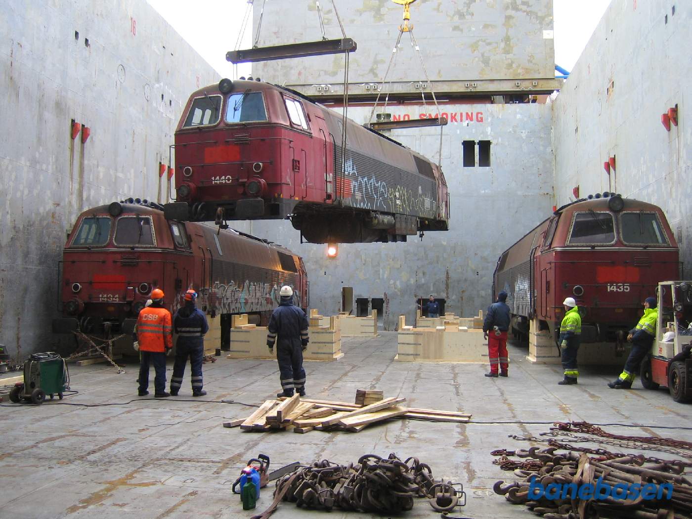 Og sænkes forsigtigt ned i lastrummet