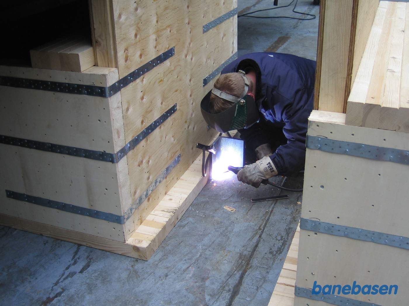 For at sikre, at trækasserne ikke flytter sig, når skibet kommer ud i hård sø, svejses solide vinkler fast til skibets dæk