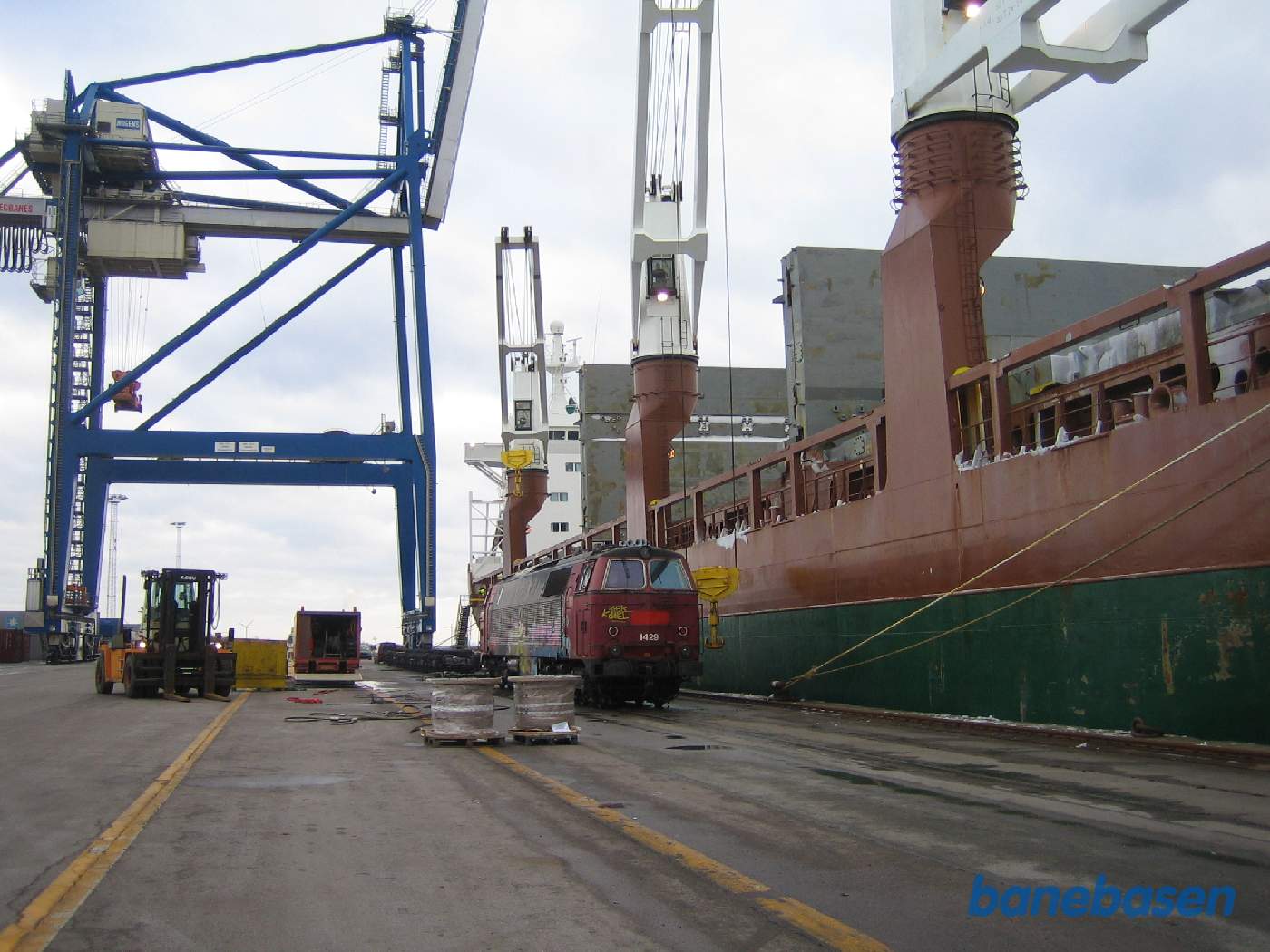 Det næst sidste lokomotiv er skubbet frem og klar til at blive løftet ombord, sidst på dagen Det næst sidste lokomotiv er skubbet frem og klar til at blive løftet ombord, sidst på dagen