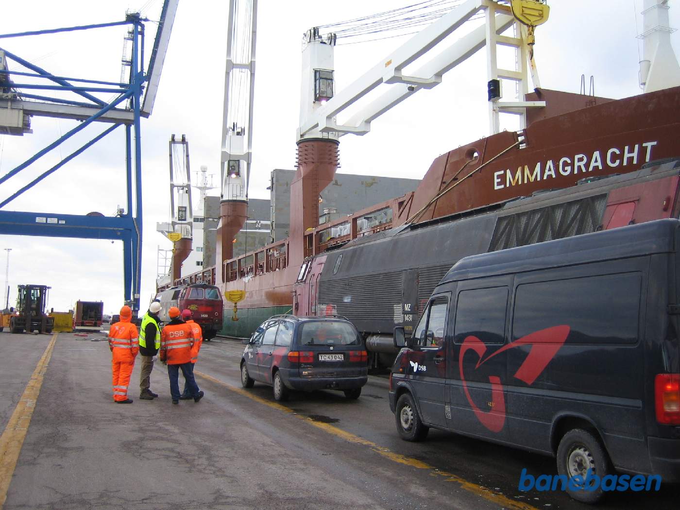 De 2 sidste lokomotiv på Levantkaj, sidst fredag eftermiddag. Weekend, så fotografen gik hjem. Ud på natten sejlede skibet via Panamakanalen til Australien De 2 sidste lokomotiv på Levantkaj, sidst fredag eftermiddag. Weekend, så fotografen gik hjem. Ud på natten sejlede skibet via Panamakanalen til Australien