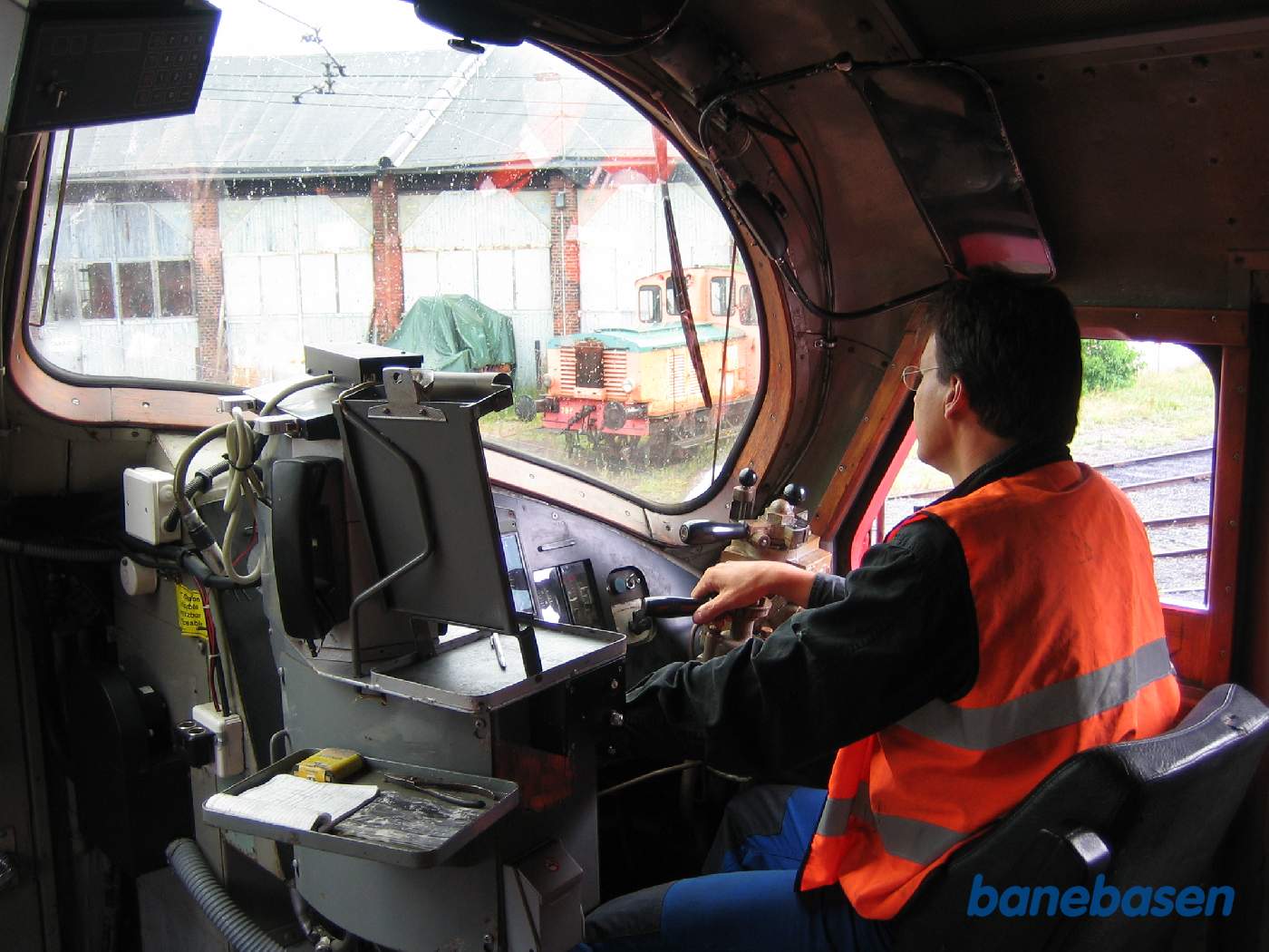 En af eleverne kører lokomotivet