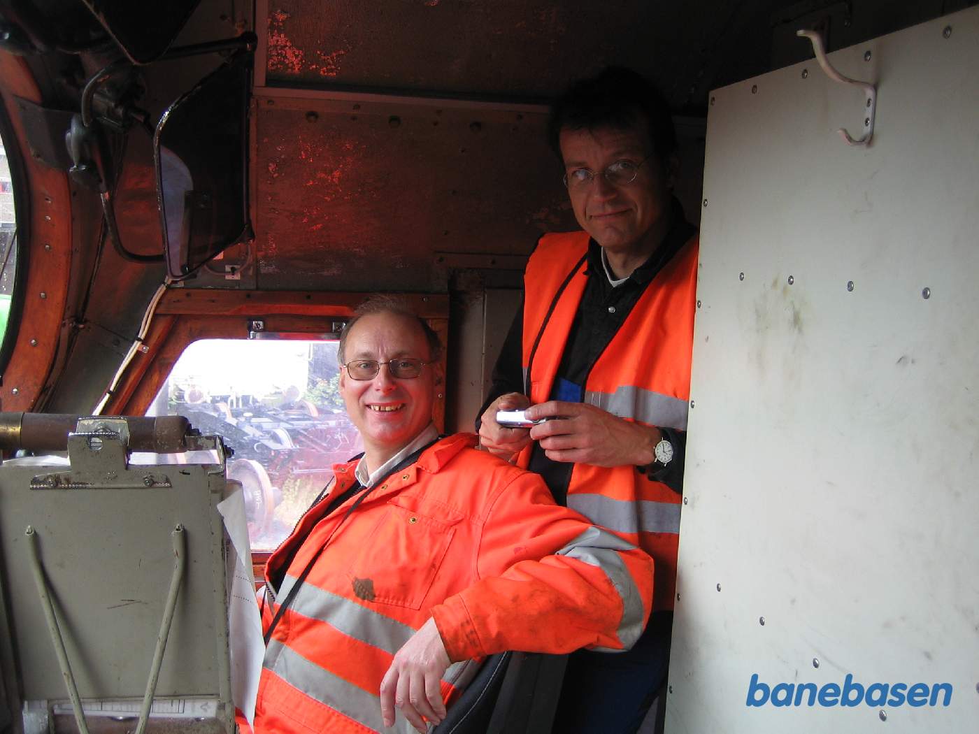 2 elever i førerrummet smiler glad