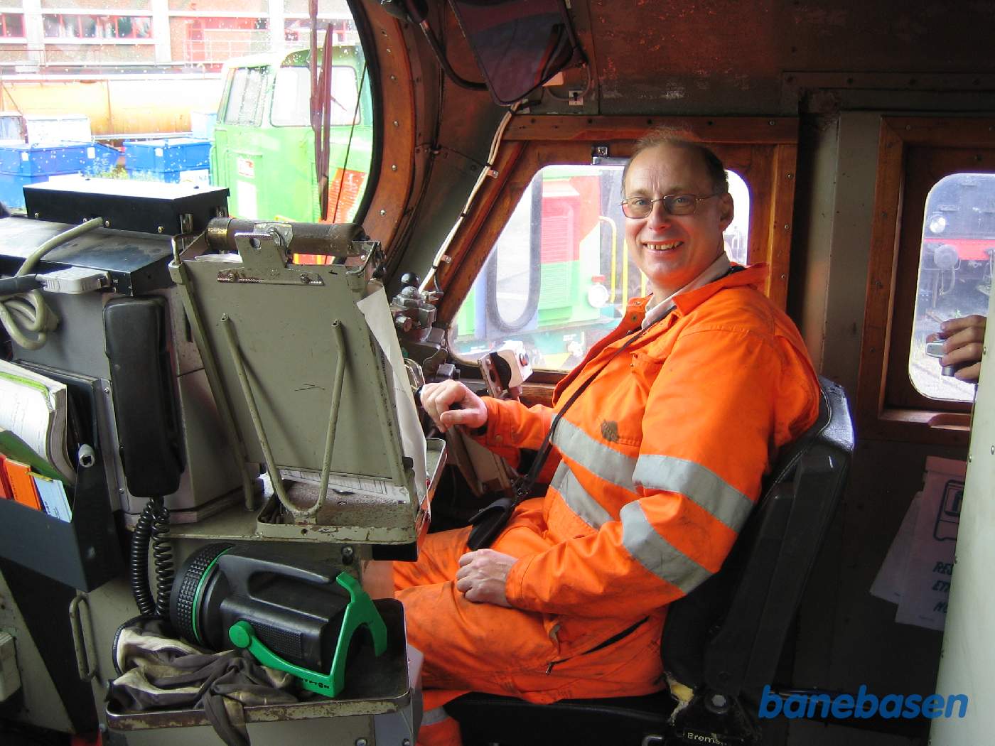 En af eleverne i førerrummet smiler glad