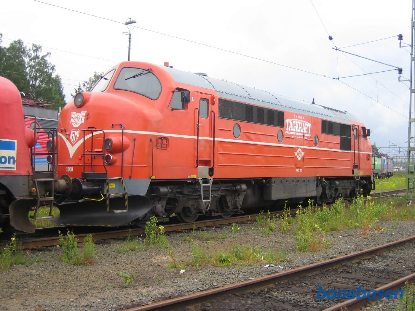 Tågkrafts lokomotiv på stationen