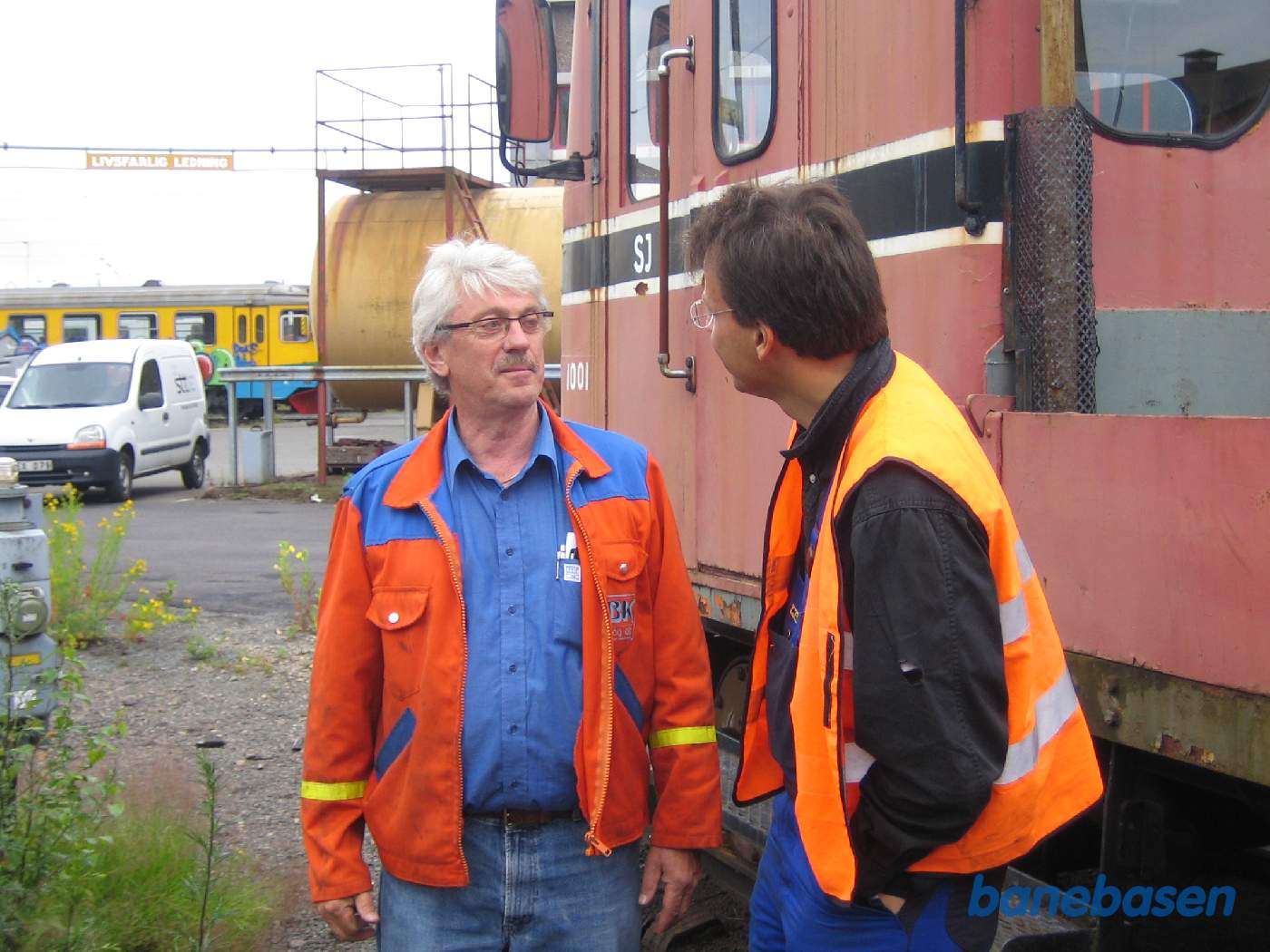 Instruktør og elev snakker sammen