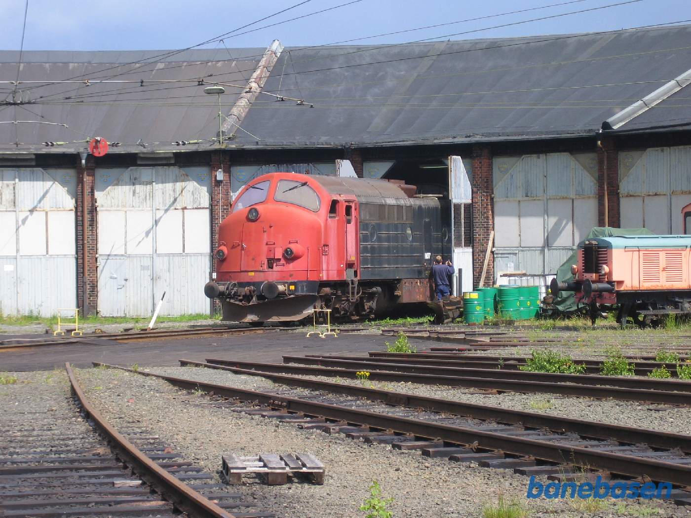 MX på vej ud af remisen, ud på den overdækkede drejeskive