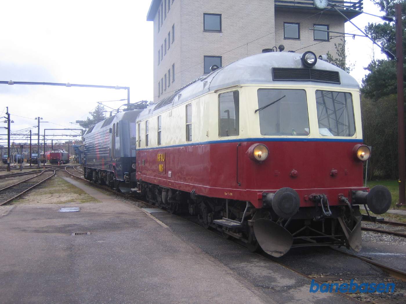 M8 foran den hvide kommandopost inden den kommer ind i vaskehallen