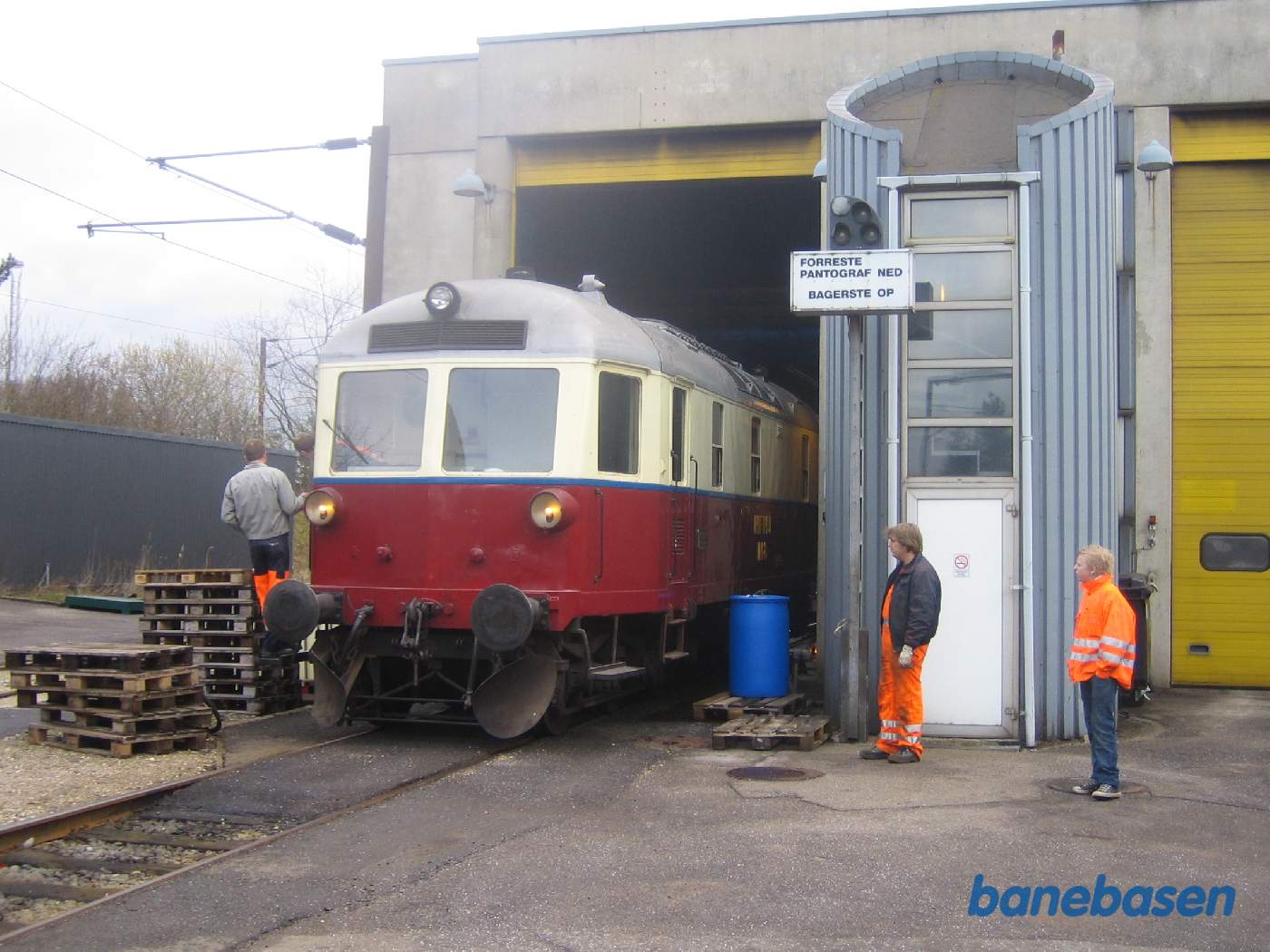 M8 på vej ind i vaskehallen