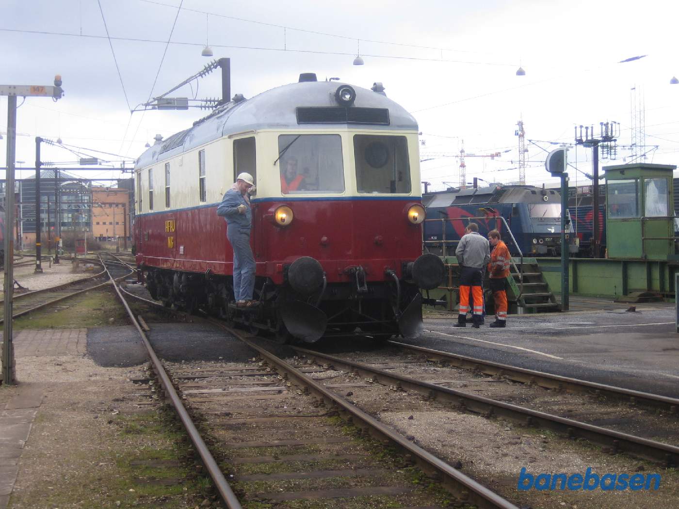 Fra vaskehallen kørte vi M8 ind i værkstedet, hvor M8 skulle løftes Fra vaskehallen kørte vi M8 ind i værkstedet, hvor M8 skulle løftes