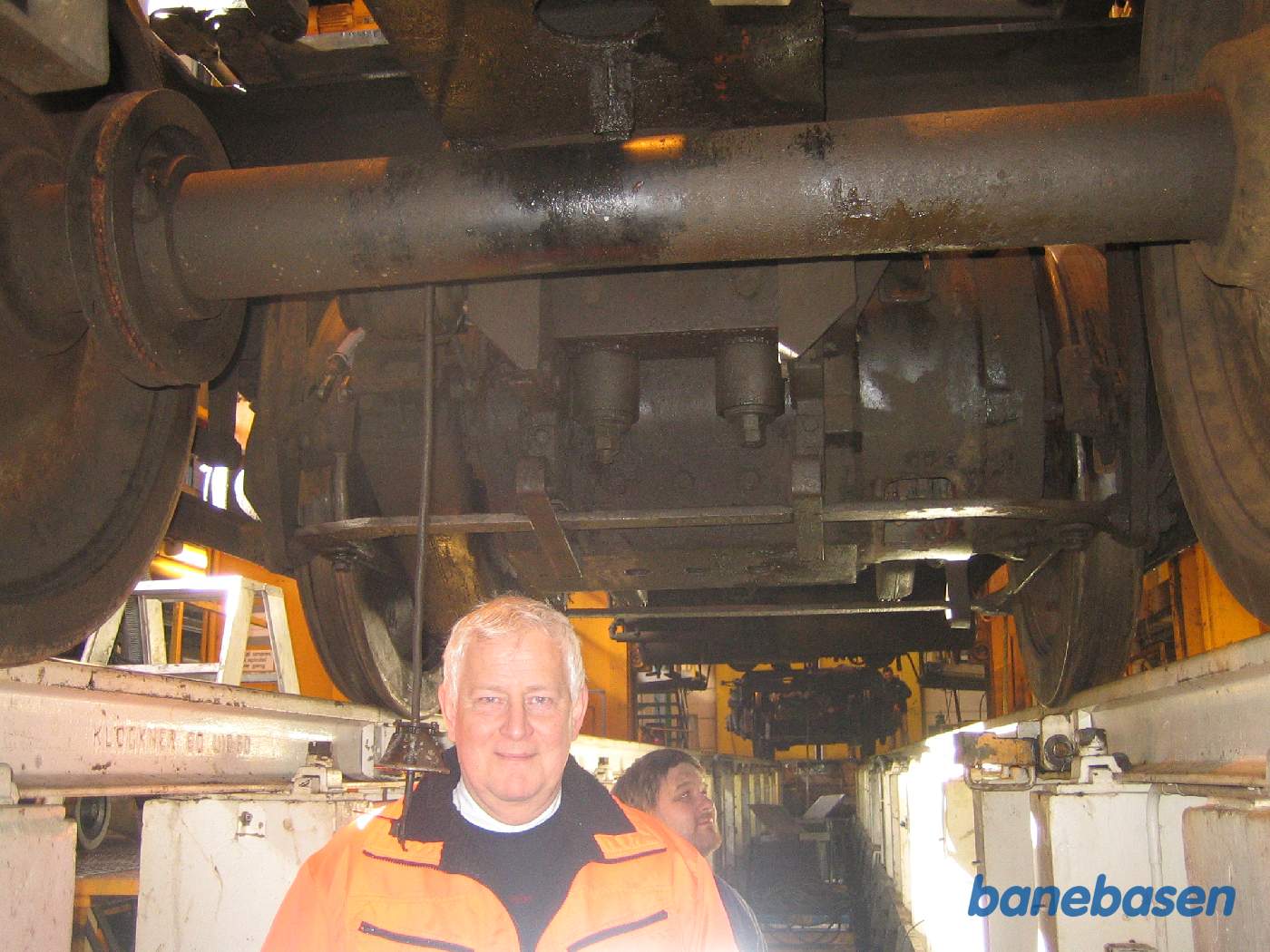 Den tilsynsførende inspicerer lokomotivet nedefra