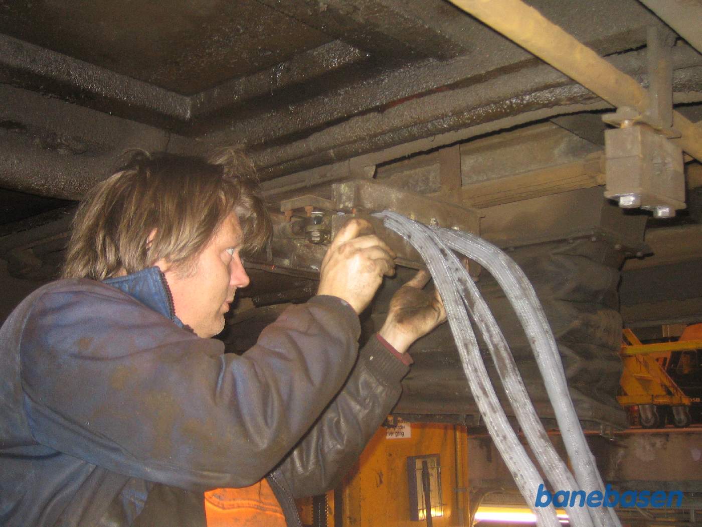 Banemotorkablerne genmonteres efter at vognkassen er sænket ned på bogierne igen