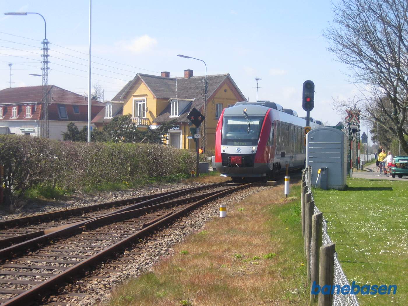 Lint-tog på vej ind på stationen