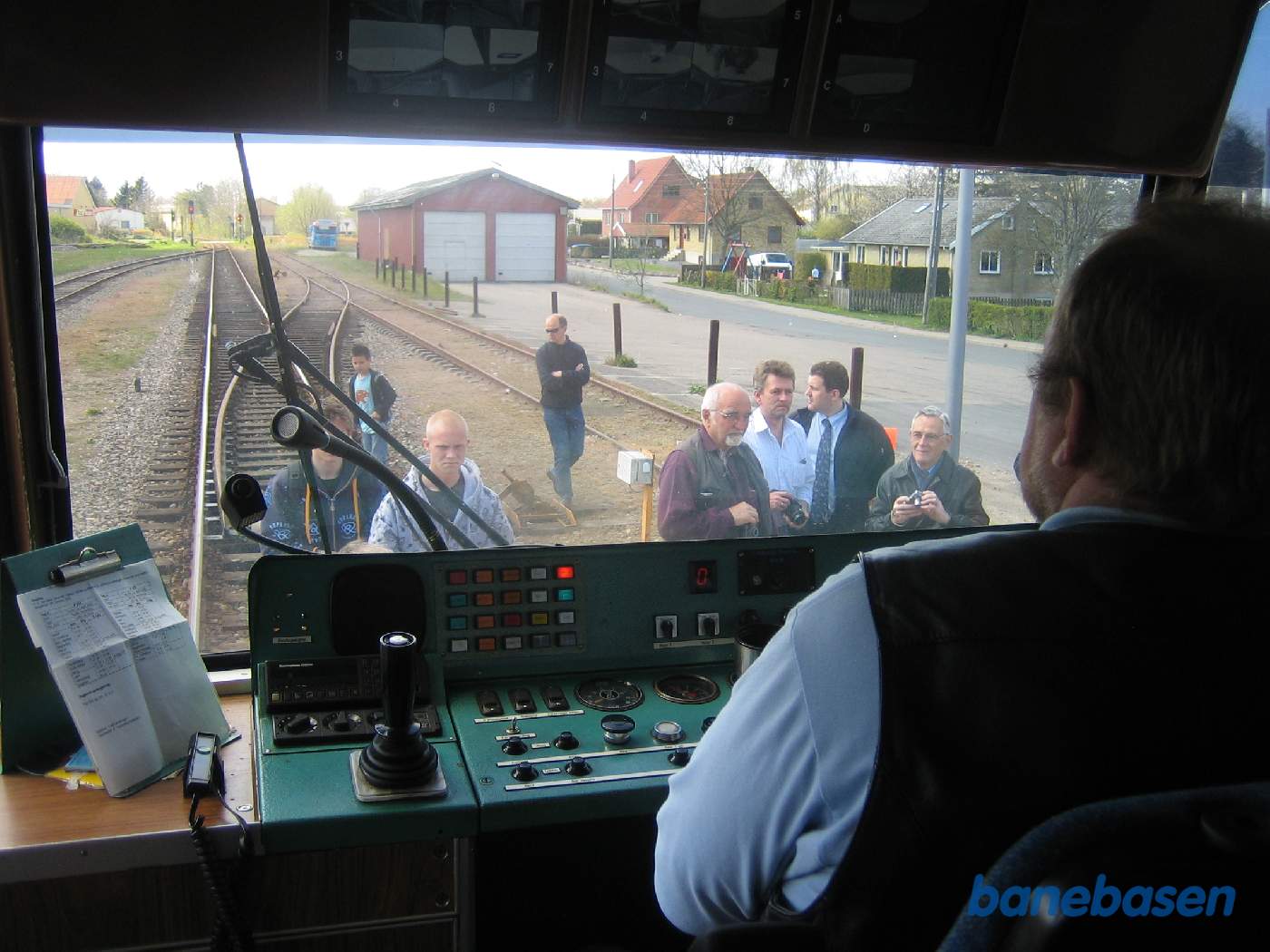 Y-toget kommet til Ruds-Vedby for fotografering, set ud af frontruden