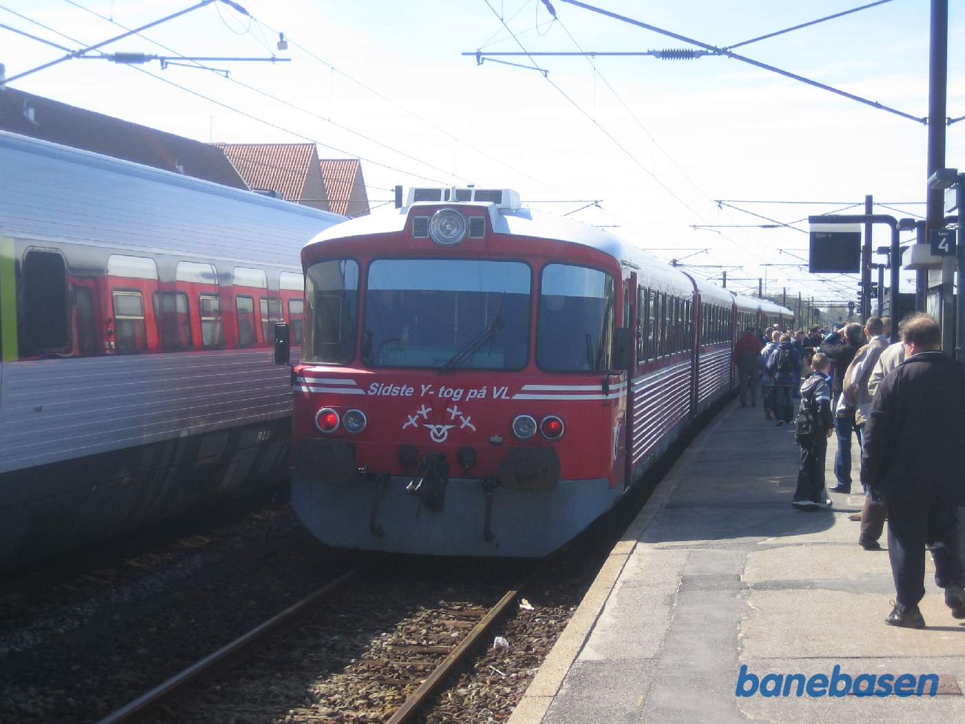 Y-toget ankommet til Slagelse, hvor gæsterne myldrer ud på perronen Y-toget ankommet til Slagelse, hvor gæsterne myldrer ud på perronen