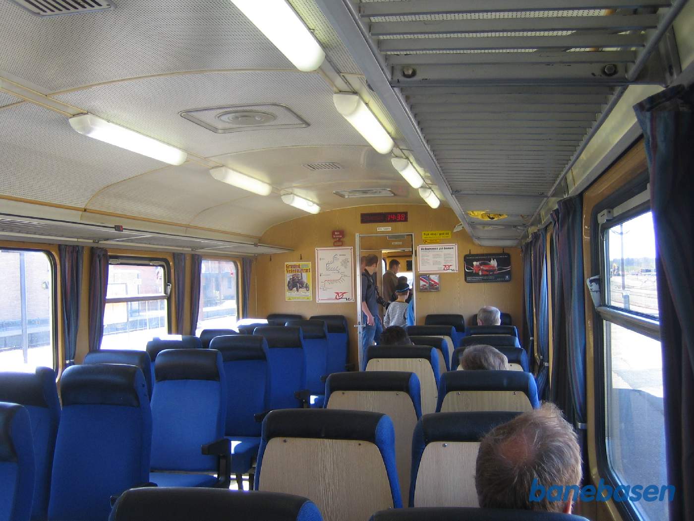 Foto af Y-togvogn indvendig, gennem døren ses pakrummet og førerrummet Foto af Y-togvogn indvendig, gennem døren ses pakrummet og førerrummet