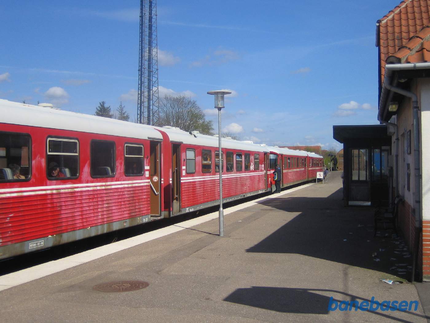 Toget holder i Stenlille og afventer krydsning