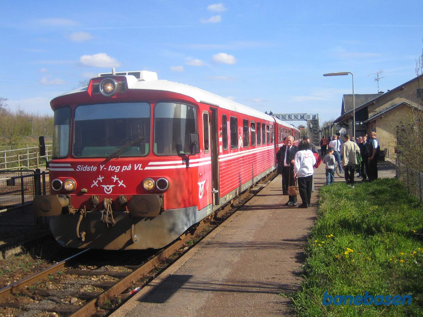 Y-toget ved perron i Tølløse og afventer kørsel videre til Holbæk