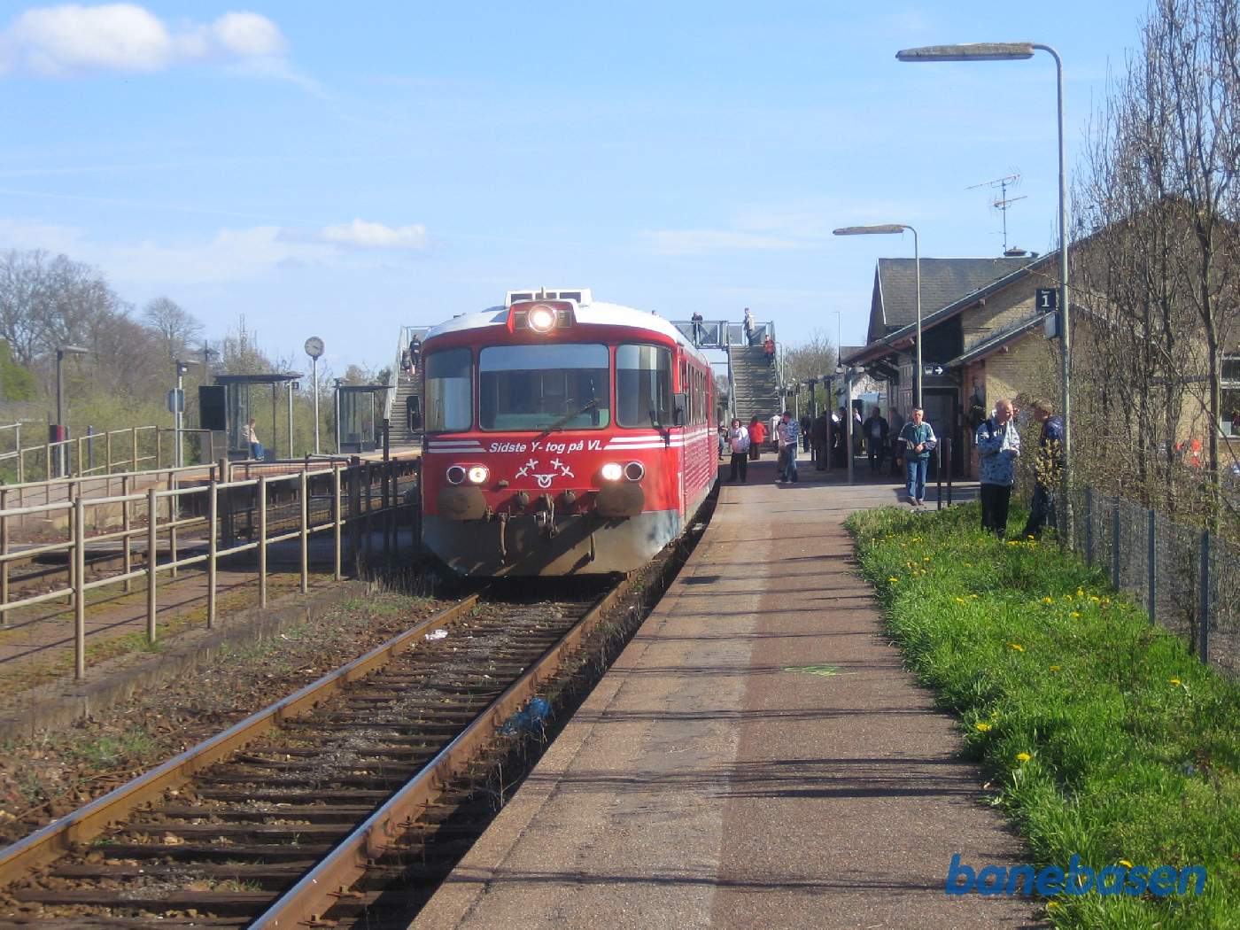 Y-toget ved perron i Tølløse og afventer kørsel videre til Holbæk Y-toget ved perron i Tølløse og afventer kørsel videre til Holbæk