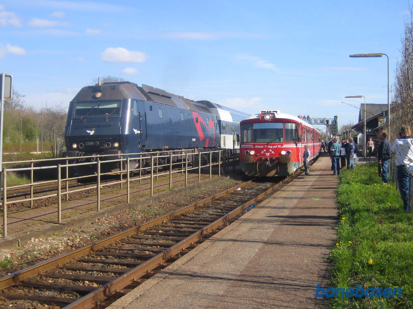 Y-toget overhales af persontog til Holbæk, ME og dobbeltdækkervogne Y-toget overhales af persontog til Holbæk, ME og dobbeltdækkervogne